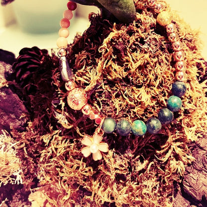Das Blumen- und Blattarmband