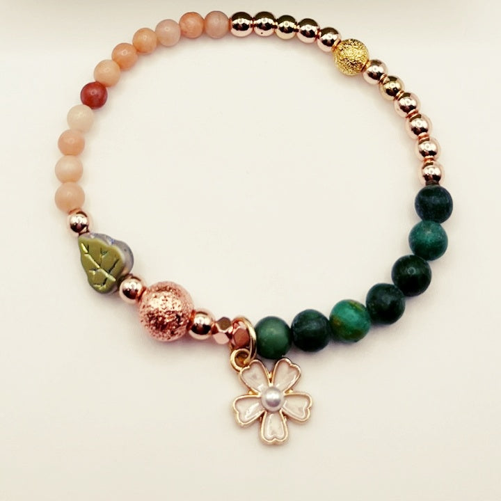 Das Blumen- und Blattarmband