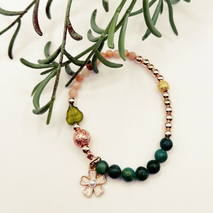Das Blumen- und Blattarmband