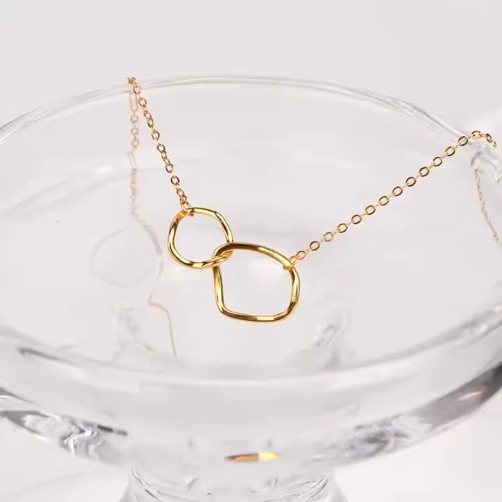 Halskette mit Knoten aus zwei