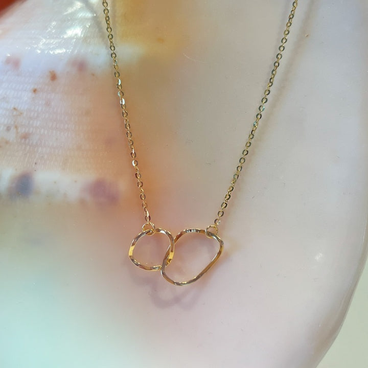 Halskette mit Knoten aus zwei