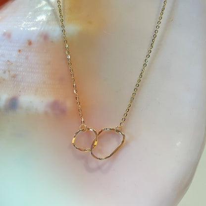 Halskette mit Knoten aus zwei